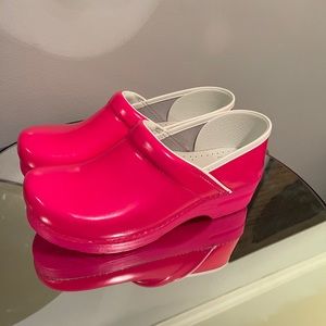 *BRAND NEW* Dansko Neon Pink Clogs